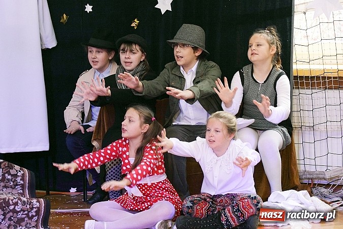 Zdjęcie w galerii na portalu naszraciborz.pl: Owacje na stojąco po przedstawieniu teatralnym w SP 13! wiadomości z regionu