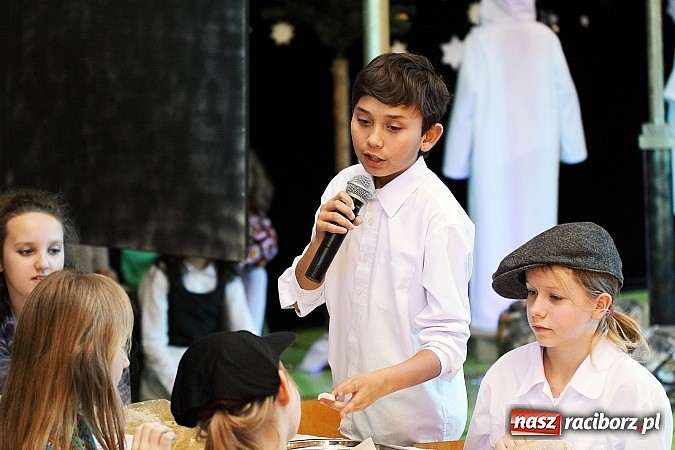 Zdjęcie w galerii na portalu naszraciborz.pl: Owacje na stojąco po przedstawieniu teatralnym w SP 13! wiadomości z regionu