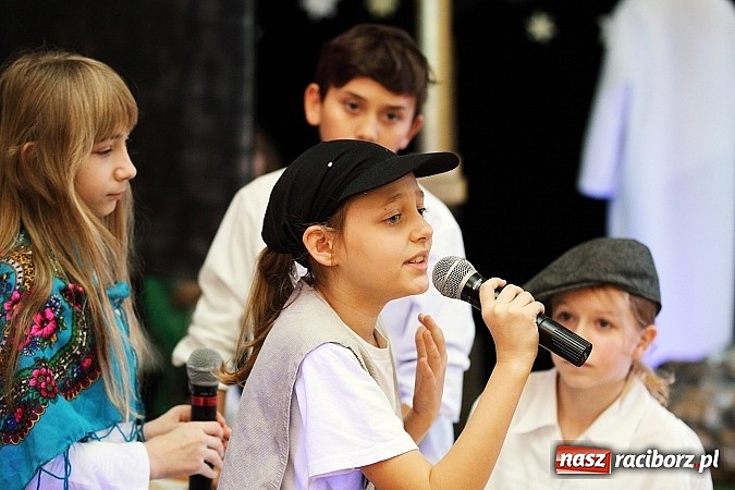 Zdjęcie w galerii na portalu naszraciborz.pl: Owacje na stojąco po przedstawieniu teatralnym w SP 13! wiadomości z regionu