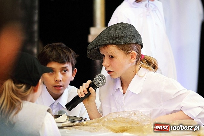 Zdjęcie w galerii na portalu naszraciborz.pl: Owacje na stojąco po przedstawieniu teatralnym w SP 13! wiadomości z regionu