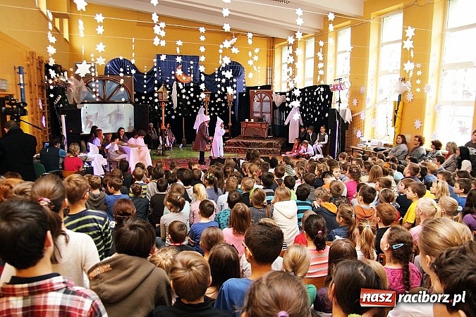 Zdjęcie w galerii na portalu naszraciborz.pl: Owacje na stojąco po przedstawieniu teatralnym w SP 13! wiadomości z regionu