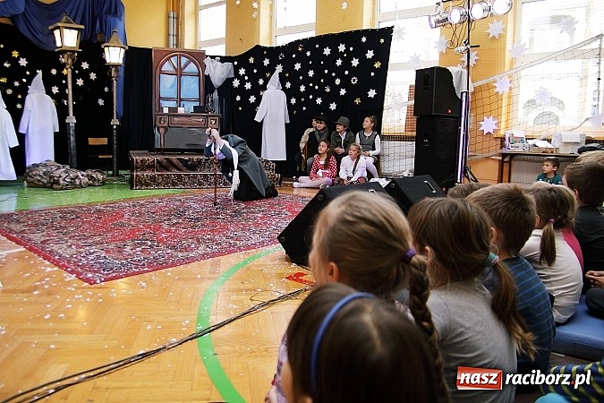 Zdjęcie w galerii na portalu naszraciborz.pl: Owacje na stojąco po przedstawieniu teatralnym w SP 13! wiadomości z regionu