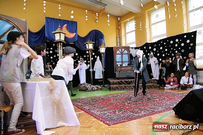 Zdjęcie w galerii na portalu naszraciborz.pl: Owacje na stojąco po przedstawieniu teatralnym w SP 13! wiadomości z regionu