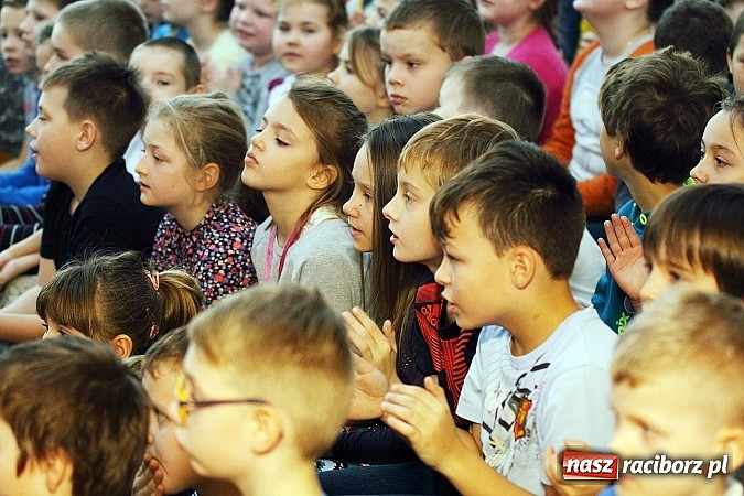 Zdjęcie w galerii na portalu naszraciborz.pl: Owacje na stojąco po przedstawieniu teatralnym w SP 13! wiadomości z regionu