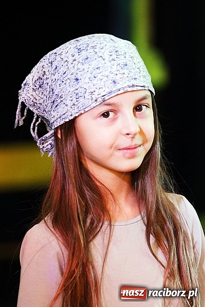 Zdjęcie w galerii na portalu naszraciborz.pl: Owacje na stojąco po przedstawieniu teatralnym w SP 13! wiadomości z regionu