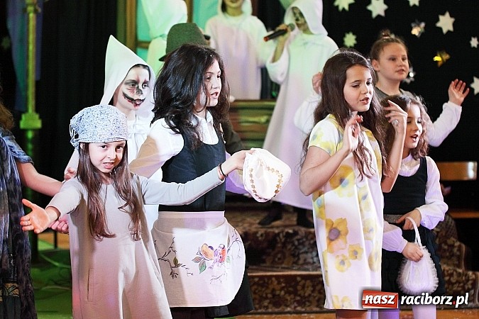 Zdjęcie w galerii na portalu naszraciborz.pl: Owacje na stojąco po przedstawieniu teatralnym w SP 13! wiadomości z regionu