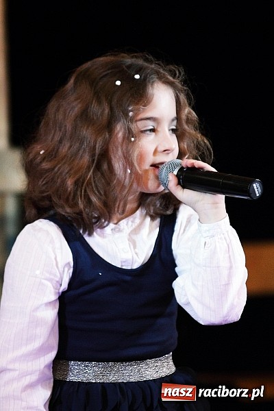 Zdjęcie w galerii na portalu naszraciborz.pl: Owacje na stojąco po przedstawieniu teatralnym w SP 13! wiadomości z regionu