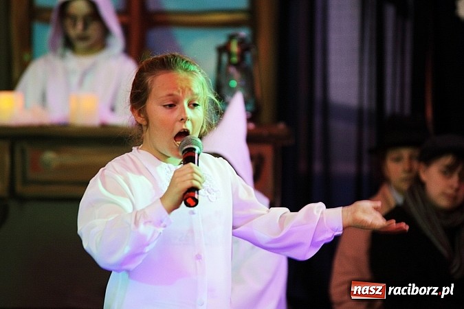 Zdjęcie w galerii na portalu naszraciborz.pl: Owacje na stojąco po przedstawieniu teatralnym w SP 13! wiadomości z regionu