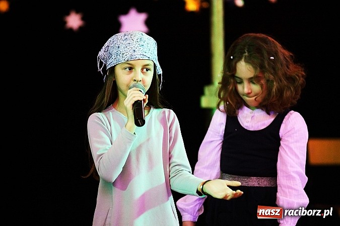 Zdjęcie w galerii na portalu naszraciborz.pl: Owacje na stojąco po przedstawieniu teatralnym w SP 13! wiadomości z regionu