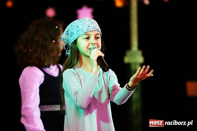 Zdjęcie w galerii na portalu naszraciborz.pl: Owacje na stojąco po przedstawieniu teatralnym w SP 13! wiadomości z regionu