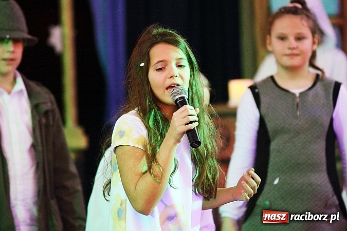 Zdjęcie w galerii na portalu naszraciborz.pl: Owacje na stojąco po przedstawieniu teatralnym w SP 13! wiadomości z regionu