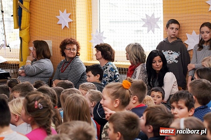 Zdjęcie w galerii na portalu naszraciborz.pl: Owacje na stojąco po przedstawieniu teatralnym w SP 13! wiadomości z regionu