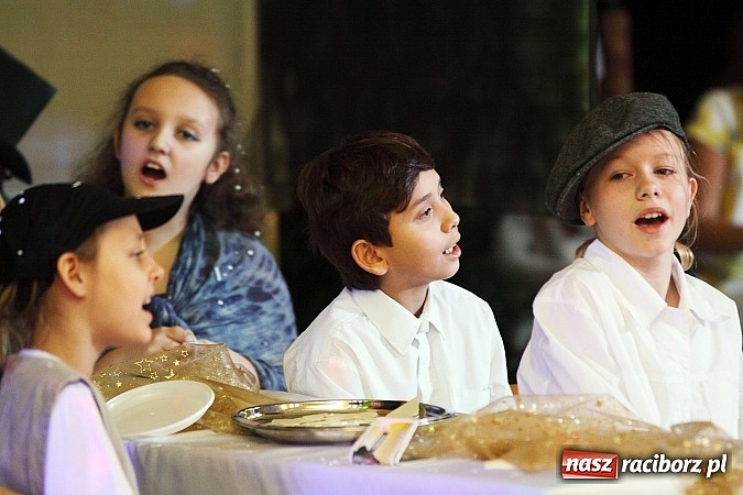 Zdjęcie w galerii na portalu naszraciborz.pl: Owacje na stojąco po przedstawieniu teatralnym w SP 13! wiadomości z regionu