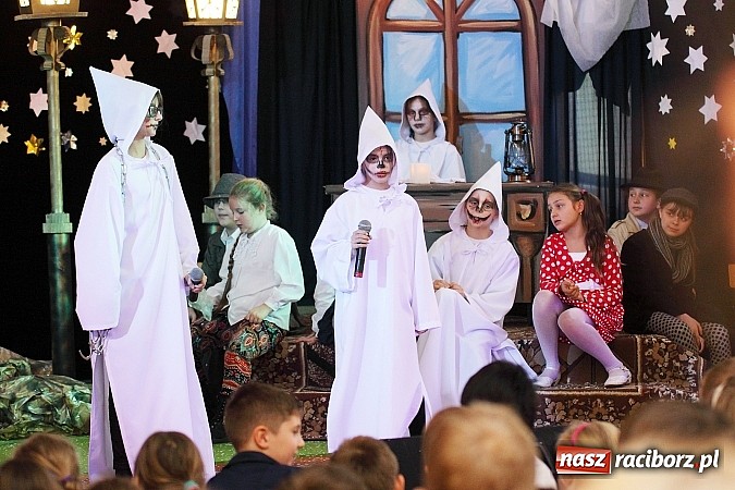 Zdjęcie w galerii na portalu naszraciborz.pl: Owacje na stojąco po przedstawieniu teatralnym w SP 13! wiadomości z regionu