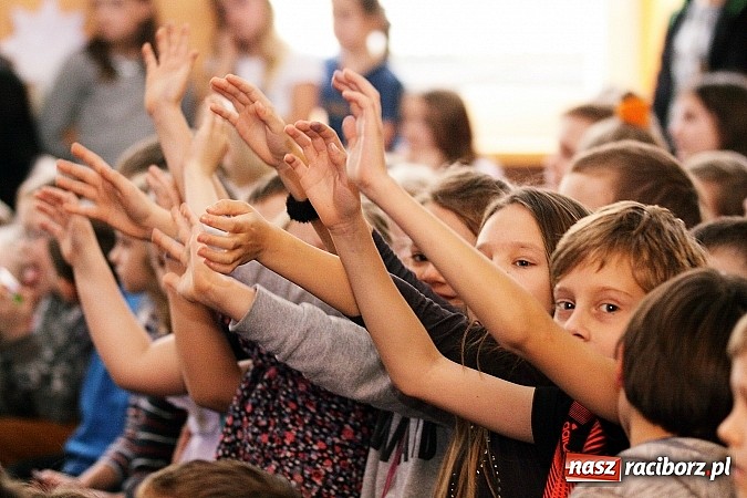 Zdjęcie w galerii na portalu naszraciborz.pl: Owacje na stojąco po przedstawieniu teatralnym w SP 13! wiadomości z regionu