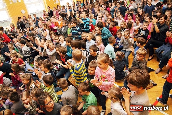 Zdjęcie w galerii na portalu naszraciborz.pl: Owacje na stojąco po przedstawieniu teatralnym w SP 13! wiadomości z regionu