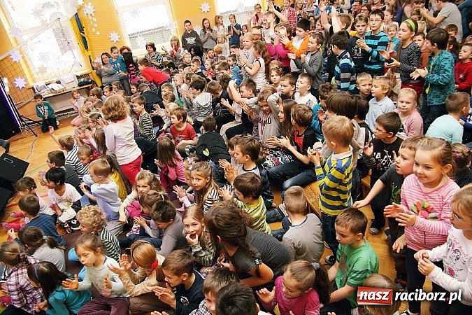 Zdjęcie w galerii na portalu naszraciborz.pl: Owacje na stojąco po przedstawieniu teatralnym w SP 13! wiadomości z regionu