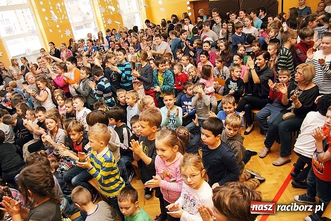 Zdjęcie w galerii na portalu naszraciborz.pl: Owacje na stojąco po przedstawieniu teatralnym w SP 13! wiadomości z regionu