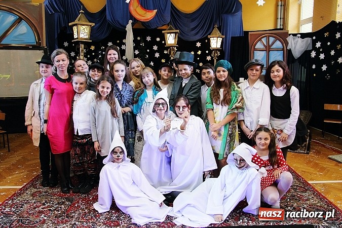 Zdjęcie w galerii na portalu naszraciborz.pl: Owacje na stojąco po przedstawieniu teatralnym w SP 13! wiadomości z regionu