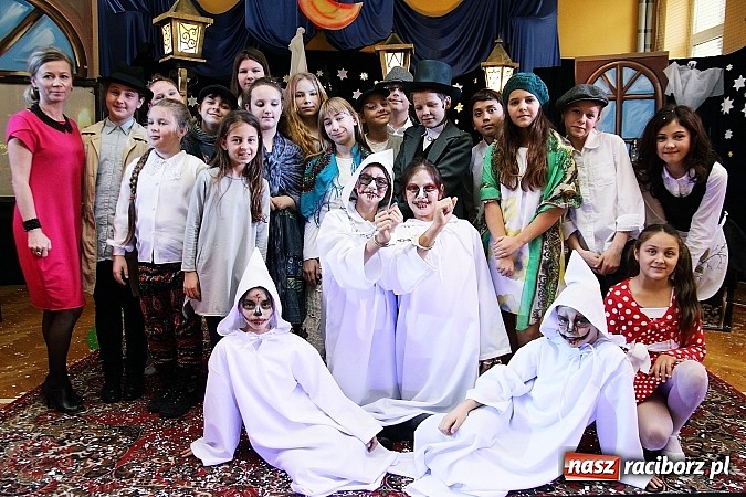 Zdjęcie w galerii na portalu naszraciborz.pl: Owacje na stojąco po przedstawieniu teatralnym w SP 13! wiadomości z regionu