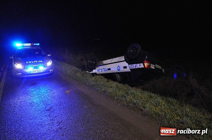 Zdjęcie w galerii na portalu naszraciborz.pl: W Ciechowicach dachował radiowóz z komisariatu w Kuźni Raciborskiej. Kierujący nim policjant w szpitalu. Był trzeźwy wiadomości z regionu