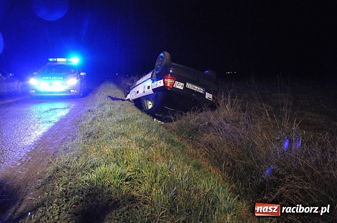Zdjęcie w galerii na portalu naszraciborz.pl: W Ciechowicach dachował radiowóz z komisariatu w Kuźni Raciborskiej. Kierujący nim policjant w szpitalu. Był trzeźwy wiadomości z regionu