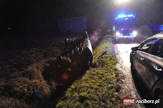 Zdjęcie w galerii na portalu naszraciborz.pl: W Ciechowicach dachował radiowóz z komisariatu w Kuźni Raciborskiej. Kierujący nim policjant w szpitalu. Był trzeźwy wiadomości z regionu