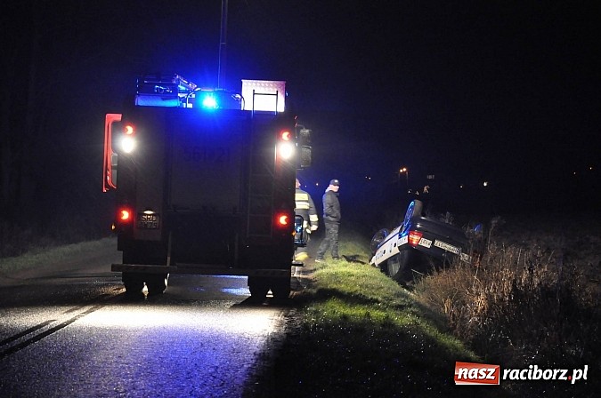 Zdjęcie w galerii na portalu naszraciborz.pl: W Ciechowicach dachował radiowóz z komisariatu w Kuźni Raciborskiej. Kierujący nim policjant w szpitalu. Był trzeźwy wiadomości z regionu