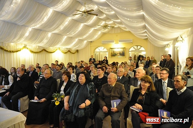 Zdjęcie w galerii na portalu naszraciborz.pl: Monografia Chałupek już na księgarskich p&oacute;łkach. Dziś odbyła się promocja wiadomości z regionu