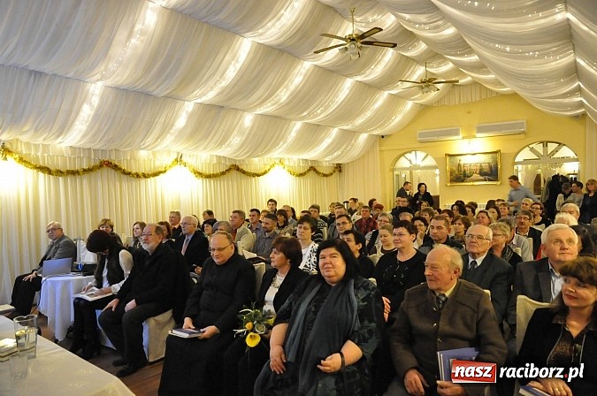 Zdjęcie w galerii na portalu naszraciborz.pl: Monografia Chałupek już na księgarskich p&oacute;łkach. Dziś odbyła się promocja wiadomości z regionu