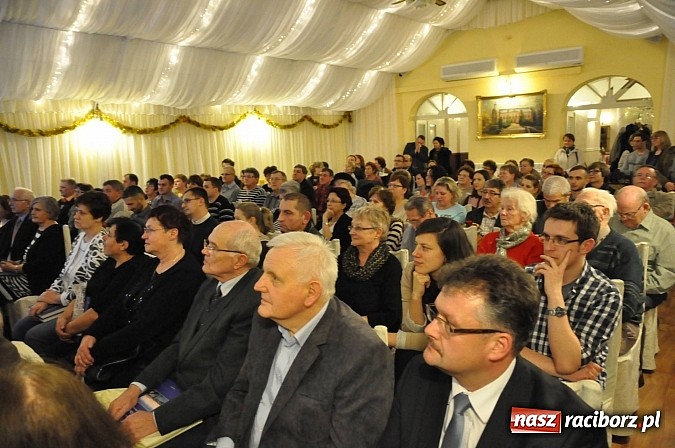 Zdjęcie w galerii na portalu naszraciborz.pl: Monografia Chałupek już na księgarskich p&oacute;łkach. Dziś odbyła się promocja wiadomości z regionu