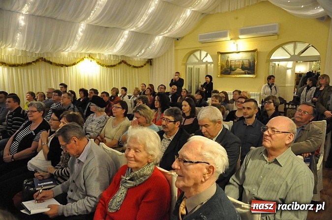Zdjęcie w galerii na portalu naszraciborz.pl: Monografia Chałupek już na księgarskich p&oacute;łkach. Dziś odbyła się promocja wiadomości z regionu