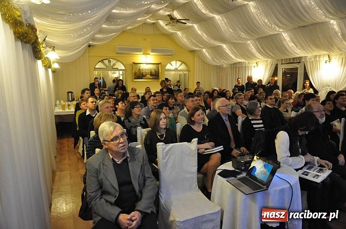 Zdjęcie w galerii na portalu naszraciborz.pl: Monografia Chałupek już na księgarskich p&oacute;łkach. Dziś odbyła się promocja wiadomości z regionu