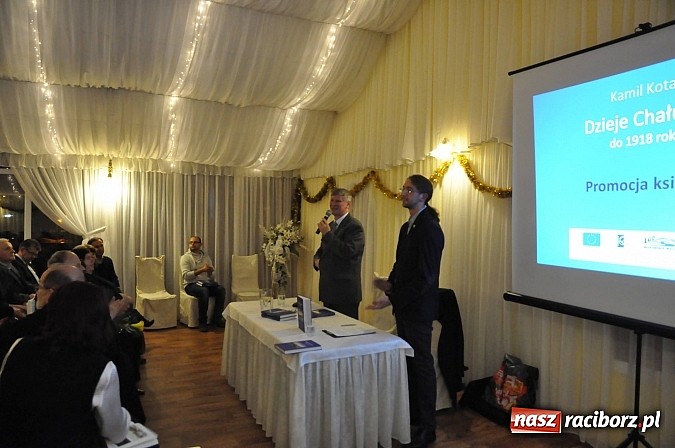 Zdjęcie w galerii na portalu naszraciborz.pl: Monografia Chałupek już na księgarskich p&oacute;łkach. Dziś odbyła się promocja wiadomości z regionu