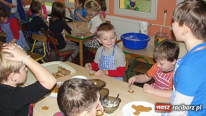 Zdjęcie w galerii na portalu naszraciborz.pl: W Przedszkolu nr 26 pieką już świąteczne ciasteczka wiadomości z regionu
