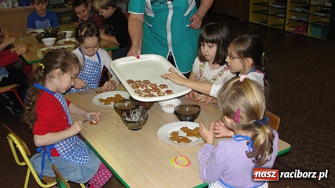Zdjęcie w galerii na portalu naszraciborz.pl: W Przedszkolu nr 26 pieką już świąteczne ciasteczka wiadomości z regionu