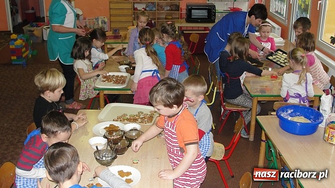 Zdjęcie w galerii na portalu naszraciborz.pl: W Przedszkolu nr 26 pieką już świąteczne ciasteczka wiadomości z regionu
