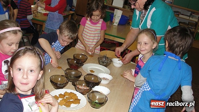 Zdjęcie w galerii na portalu naszraciborz.pl: W Przedszkolu nr 26 pieką już świąteczne ciasteczka wiadomości z regionu