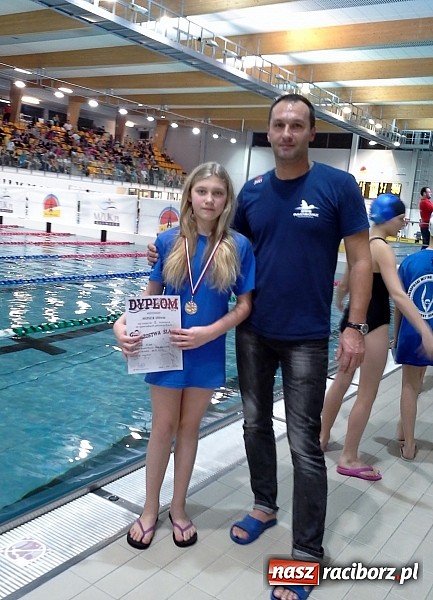 Zdjęcie w galerii na portalu naszraciborz.pl: Srebrny medal i tytuł wicemistrzyni Oliwii Mosek na Mistrzostwach Okręgu Śląskiego 11 lat w pływaniu wiadomości z regionu