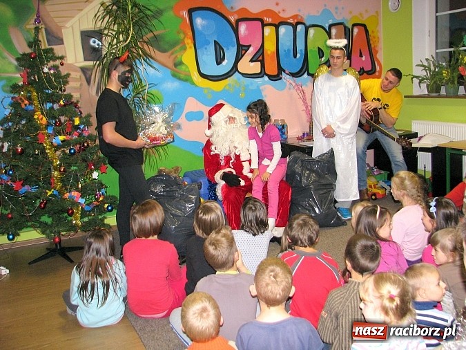 Zdjęcie w galerii na portalu naszraciborz.pl: Mikołaj z Zakładu Poprawczego w Raciborzu odwiedził wodzisławską Dziuplę wiadomości z regionu