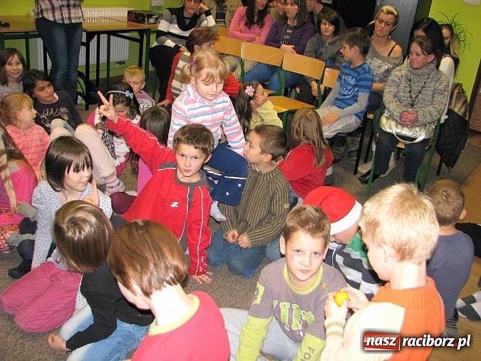 Zdjęcie w galerii na portalu naszraciborz.pl: Mikołaj z Zakładu Poprawczego w Raciborzu odwiedził wodzisławską Dziuplę wiadomości z regionu