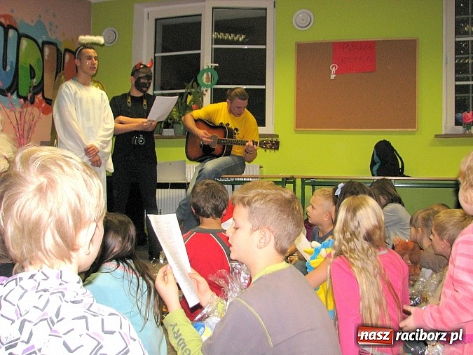 Zdjęcie w galerii na portalu naszraciborz.pl: Mikołaj z Zakładu Poprawczego w Raciborzu odwiedził wodzisławską Dziuplę wiadomości z regionu