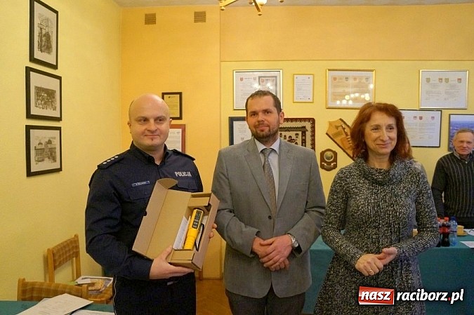 Zdjęcie w galerii na portalu naszraciborz.pl: Krzanowice ufundowały policji tester trzeźwości wiadomości z regionu