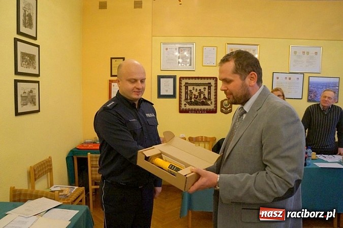 Zdjęcie w galerii na portalu naszraciborz.pl: Krzanowice ufundowały policji tester trzeźwości wiadomości z regionu