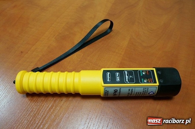 Zdjęcie w galerii na portalu naszraciborz.pl: Krzanowice ufundowały policji tester trzeźwości wiadomości z regionu