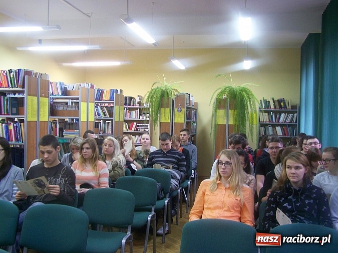 Zdjęcie w galerii na portalu naszraciborz.pl: Lekcja historii w bibliotece uczelnianej wiadomości z regionu