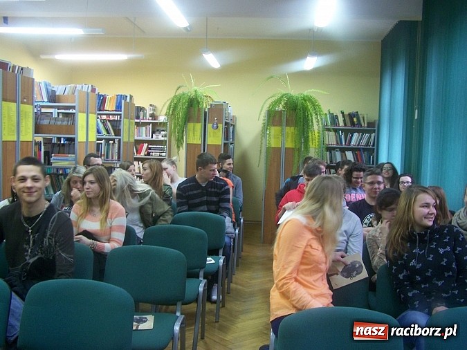 Zdjęcie w galerii na portalu naszraciborz.pl: Lekcja historii w bibliotece uczelnianej wiadomości z regionu