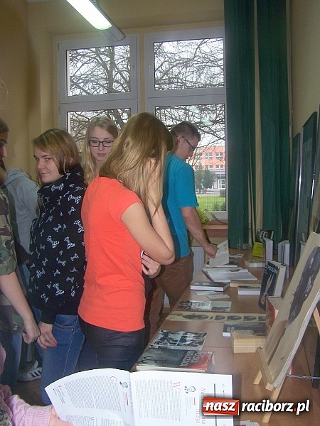 Zdjęcie w galerii na portalu naszraciborz.pl: Lekcja historii w bibliotece uczelnianej wiadomości z regionu