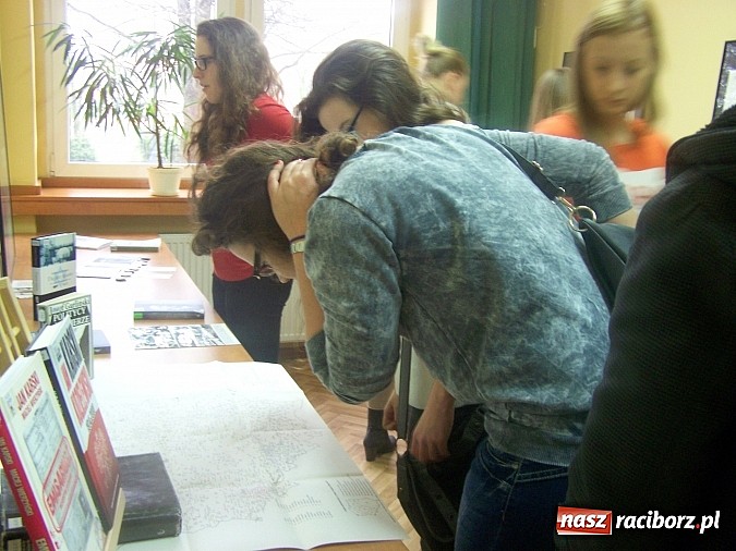 Zdjęcie w galerii na portalu naszraciborz.pl: Lekcja historii w bibliotece uczelnianej wiadomości z regionu