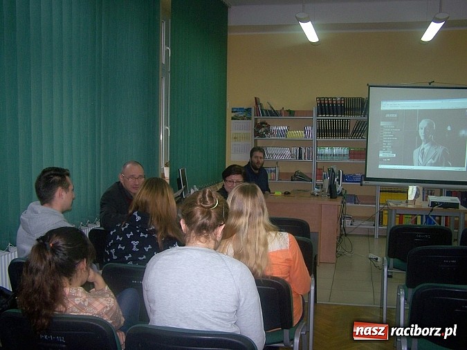 Zdjęcie w galerii na portalu naszraciborz.pl: Lekcja historii w bibliotece uczelnianej wiadomości z regionu